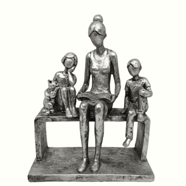 Estatueta Mamãe com casal de filhos e um gato no Banco – Prata